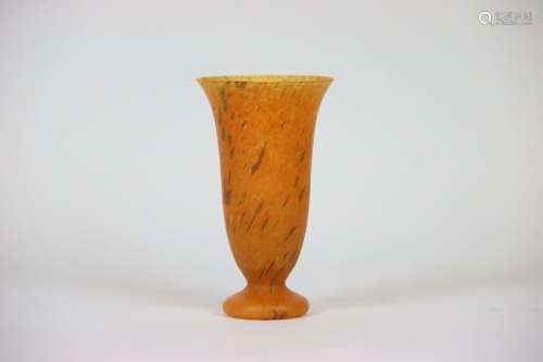 Vase évasé sur pied, style marmoréen, de couleur orange et m...