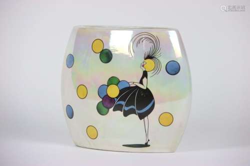 Vase plat en céramique polychrome à décor d'une fillette reg...