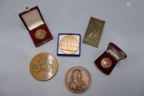 Lot de 6 médailles en bronze dont une au portrait de Napoléo...