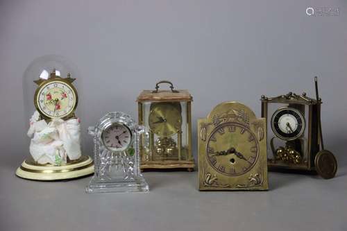 Lot de 5 horloges diverses hors d'état de marche. <br />
KOM...