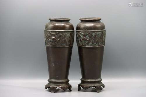 ASIE (CHINE) : Paire de vases en bronze de forme ovoïde à dé...