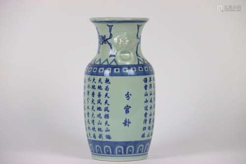 ASIE (CHINE) Vase en porcelaine bleu pâle agrémenté de carac...