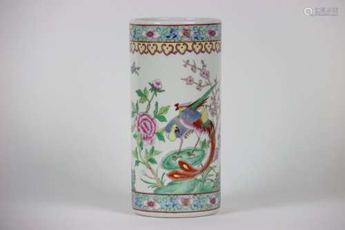Asie : Vase en porcelaine émaillée polychrome à décor de fle...
