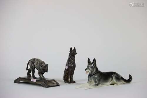 Lot de 3 sculptures animalières comprenant : un chien porcel...