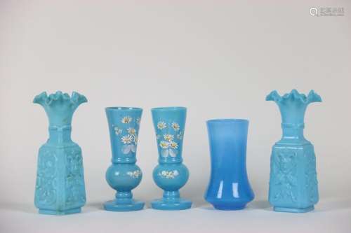 Cinq Opalines bleues comprenant deux paires de vases et un v...