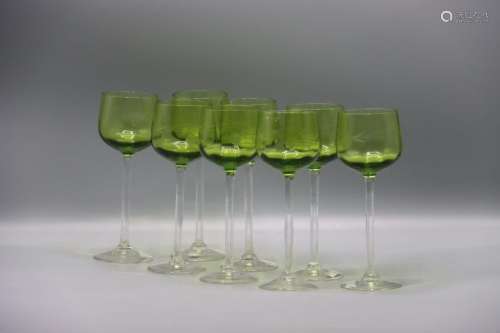 Série de 8 verres sur pied en cristal coloré vert à décor de...