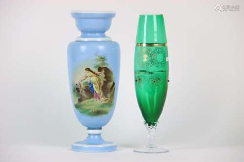 Vase en verre double doré et vert attribué à Murano H : 37 c...