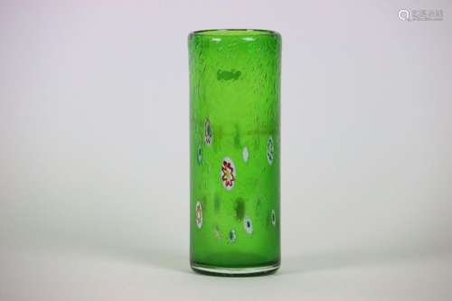 VASE ROULEAU en verre bullé millefiori vert. XXème siècle. H...