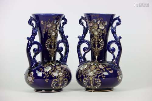 GIEN (non signés): Paire de grands vases oblongs bleus à déc...