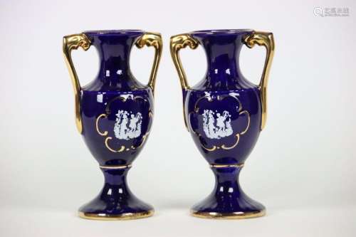 Paire de vase porcelaine bleu de four et rehauts d'or décoré...