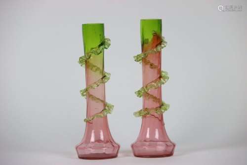 Paire de Vases colorés et à décor d'une guirlande (H : 27 cm...