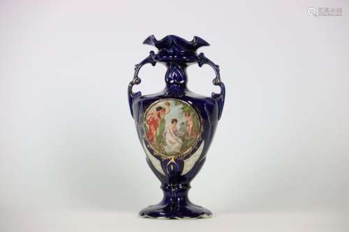 Vase bleu de Sèvres décor femmes ayant capturé Cupidon  H : ...