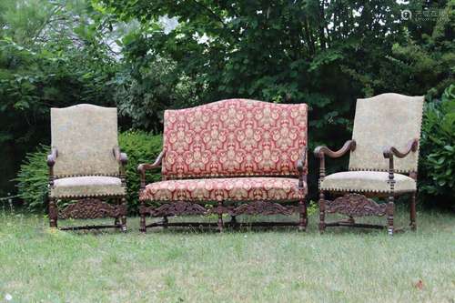 Réunion de deux fauteuils et d'un canapé en noyer sculpté, a...