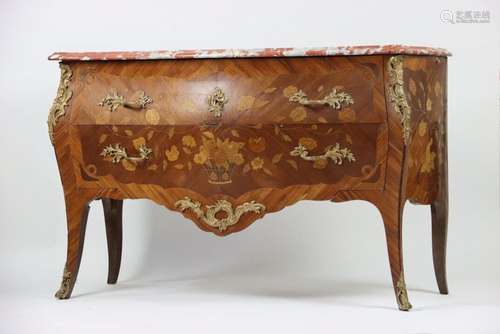 Commode de style Louis XV. En bois marqueté de face et de co...