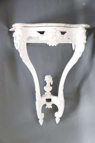 Console en bois de style LOUIS XVI et son marbre blanc. Haut...