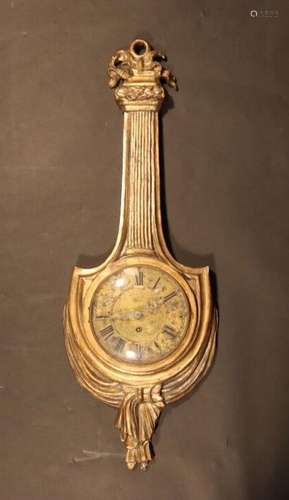 Horloge cadre en bois sculpté et doré de style Louis XVI. Mo...