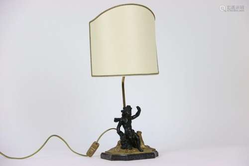 Pied de lampe en bronze et marbre, représentant Cupidon dans...