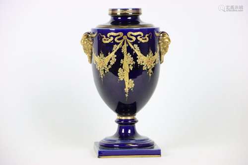 Grand vase en porcelaine à décor de guirlandes dorées sur fo...