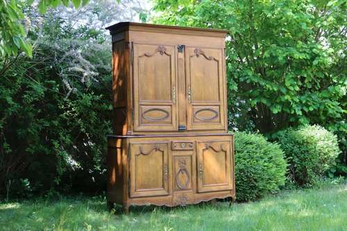 Buffet en chêne mouluré et sculpté ouvrant par 2 portes en p...