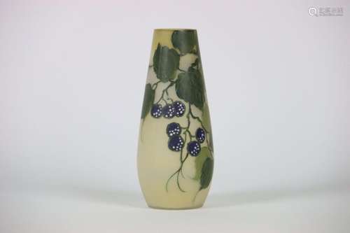 ART NOUVEAU. Vase multicouche à décors de feuilles et de fru...