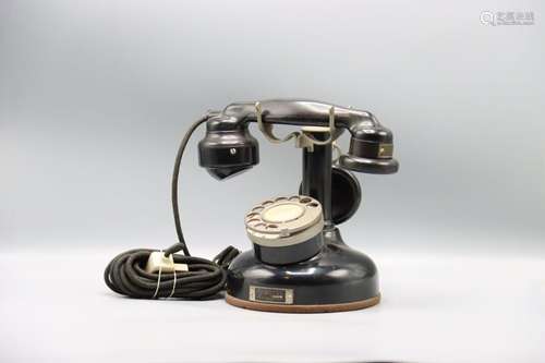 Téléphone bakélite circa 1930. Dimension: 23 cm.