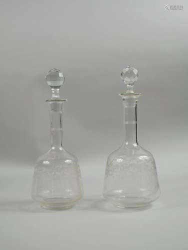 Lot de deux carafes en verre gravé de fleurs. Bouchons en ve...