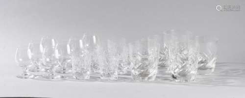 Lot de verres comprenant :DAUM, 6 verres à porto en cristal....