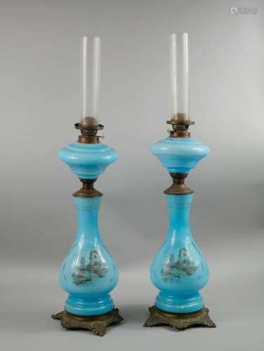 Paire de lampes à pétrole en opaline bleue, à décor de mouli...