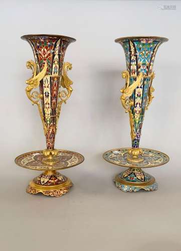 Paire de vases cornet en bronze cloisonné sur piédouche à dé...