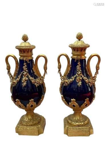 Paire de vases en porcelaine de Sèvres ? montés en bronze do...