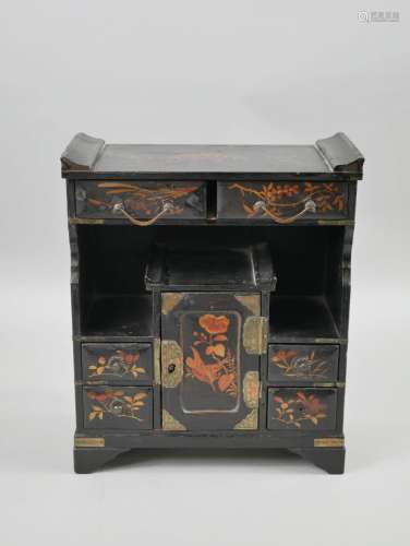 CHINE XXè siècle.Petit cabinet à tiroirs en bois peint à déc...