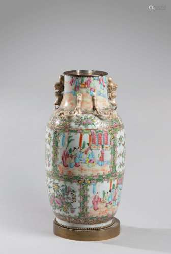 CHINE, fin XIXè siècle. Vase balustre en porcelaine de Canto...