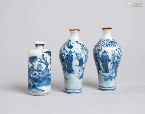 CHINE, XXèLot de trois tabatières en porcelaine, à décors de...