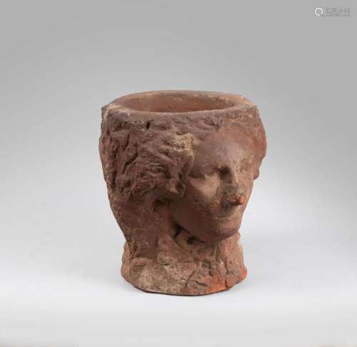 Urne en argile rouge cuite à décor de Janus sculpté en ronde...