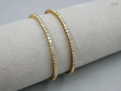 Paire de bracelets en or jaune 18k sertis de 9cts de diamant...