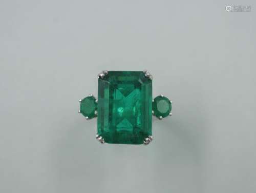 Bague en or blanc 18k ornée d'une pierre de couleur verte ta...