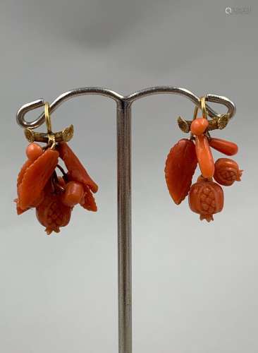 Paire de pendants d'oreilles en or jaune 18k ornées de corai...