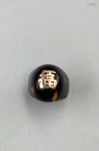 Bague dôme en écaille ornée d'un idéogramme chinois en or ba...