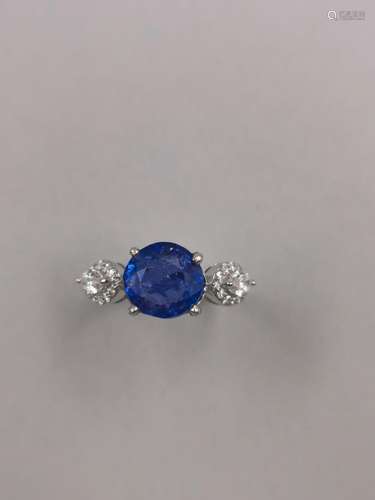 Bague en or blanc 18k centrée d'une tanzanite ronde de 4,50c...