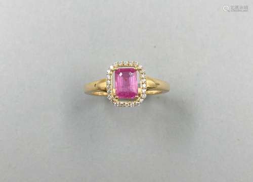 Bague en vermeil ornée d'un saphir rose taille émeraude ento...