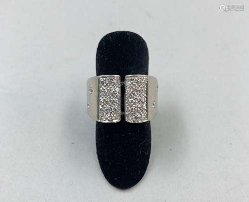 Bague pont en or blanc 18k, la partie supérieure pavée de di...