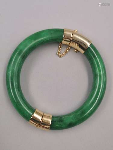 Bracelet jonc ouvrant en jade ou jadéite et vermeil. Fermoir...