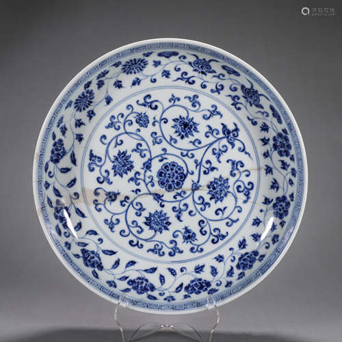 A blue and white interlocking flower porcelain plate