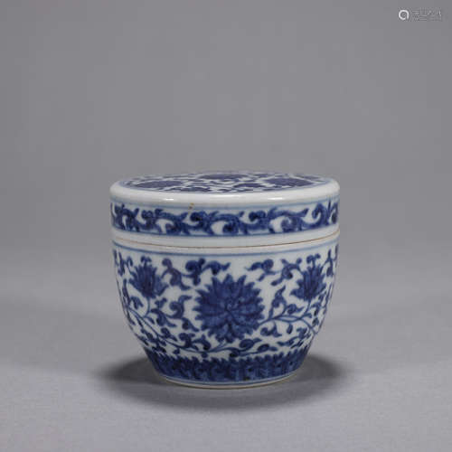 A blue and white interlocking flower porcelain covered jar