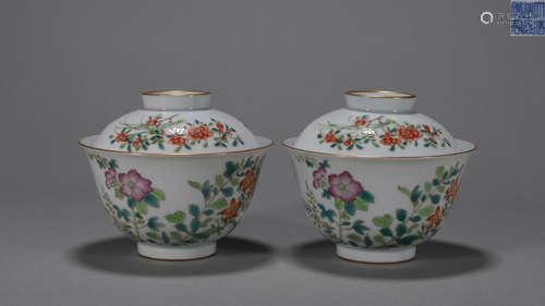 A pair of famille rose flower porcelain covered bowls