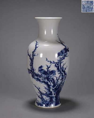 A blue and white bird porcelain vase