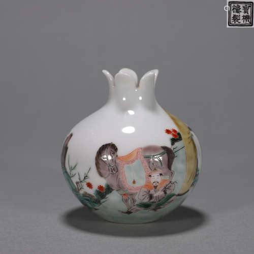 A multicolored figure porcelain zun with flower shaped mouth