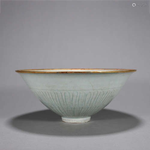 A Longquan kiln daisy porcelain bowl