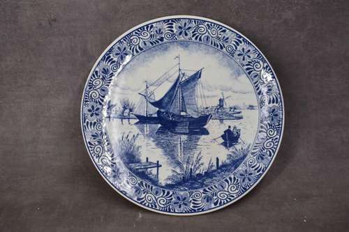 DELFT. Plat en faïence à décor d'un voilier