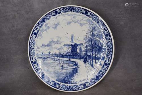 DELFT. Plat en faïence à décor d'une vue su